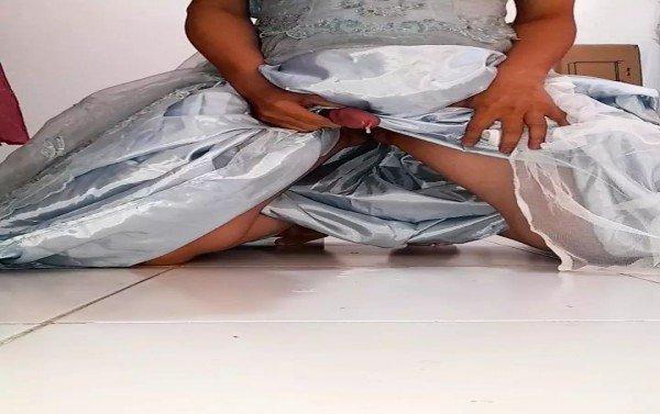 Asian Crossdresser Cum Mengenakan Gaun Pengantin Satin Gaun Pesta